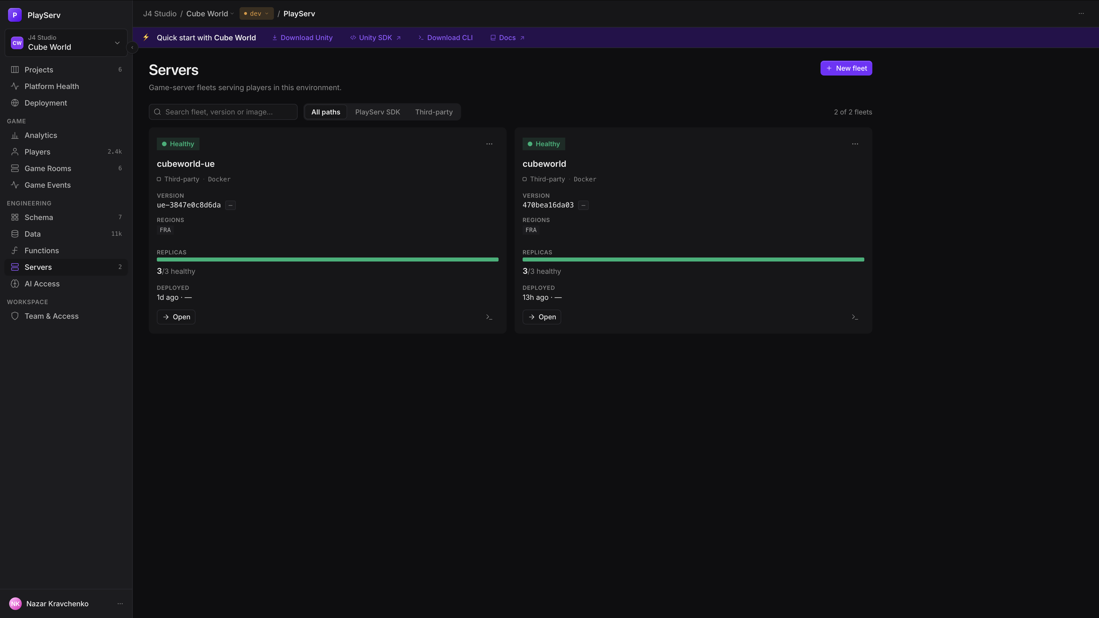 A lista de Servers com duas frotas pooled saudáveis, cada card mostrando a versão, a região, as réplicas e o último deploy